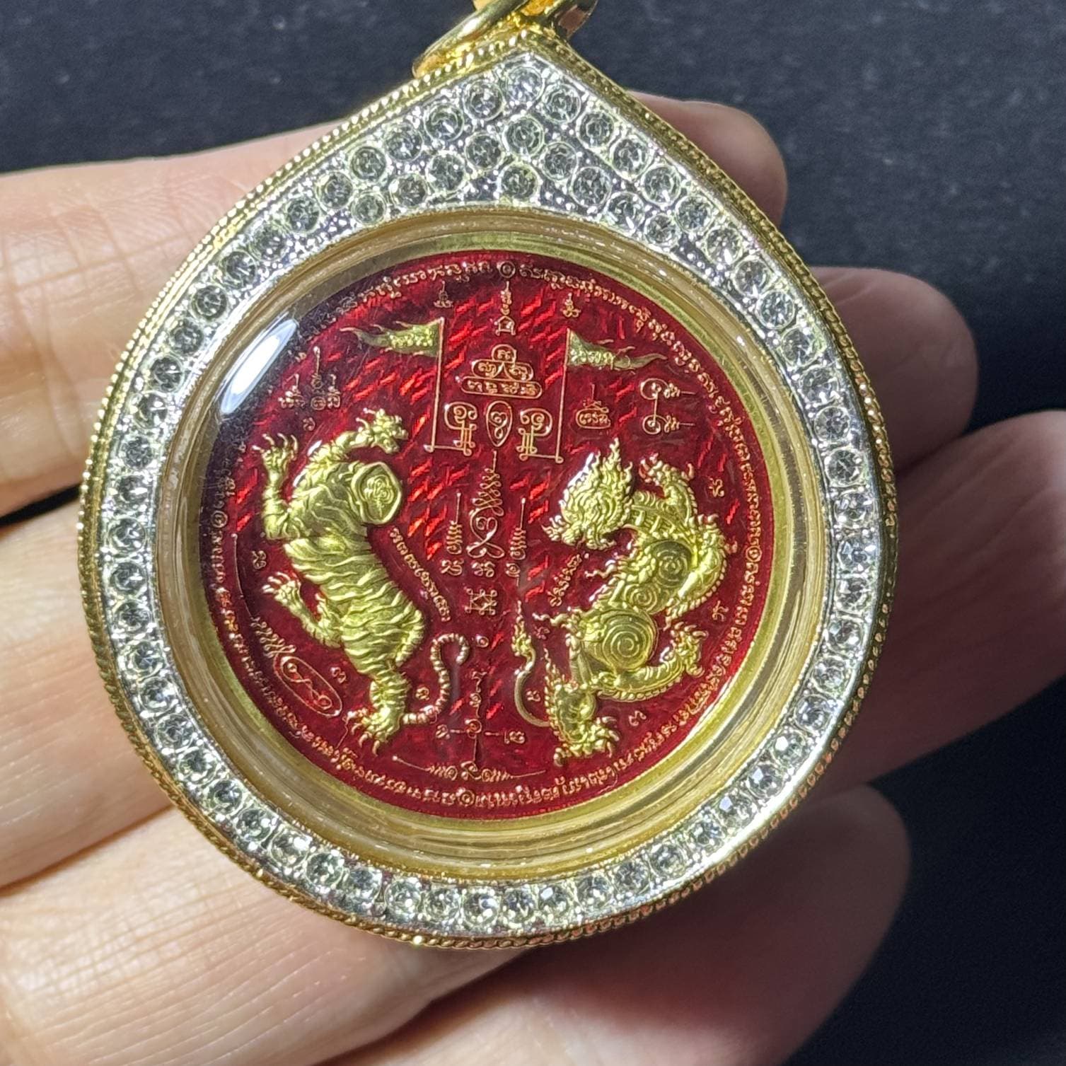 龙婆威集 Luang Pu Wichit · 双虎圣虎币·เสาร์ 5 加持版·烧珐琅黄铜(佛历2567年卡奥南诺寺亲主开光|五场法会加持·意大利金+水钻镶边·仅此一件) 1
